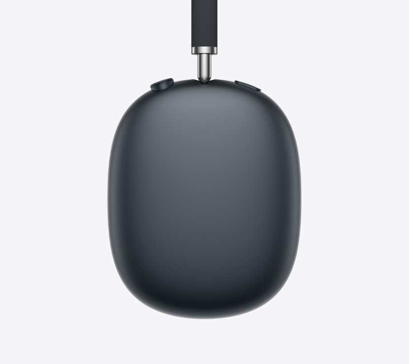 Imagem da lateral dos fones de ouvido AirPods Max 2 na cor meia-noite mostrando detalhes da haste ajustável, almofada, Digital Crown e botão de controle de ruído