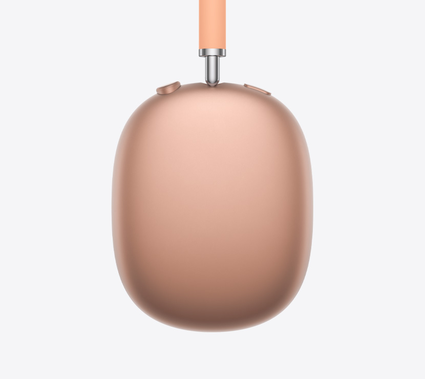 Imagem da lateral dos fones de ouvido AirPods Max 2 na cor laranja mostrando detalhes da haste ajustável, almofada, Digital Crown e botão de controle de ruído
