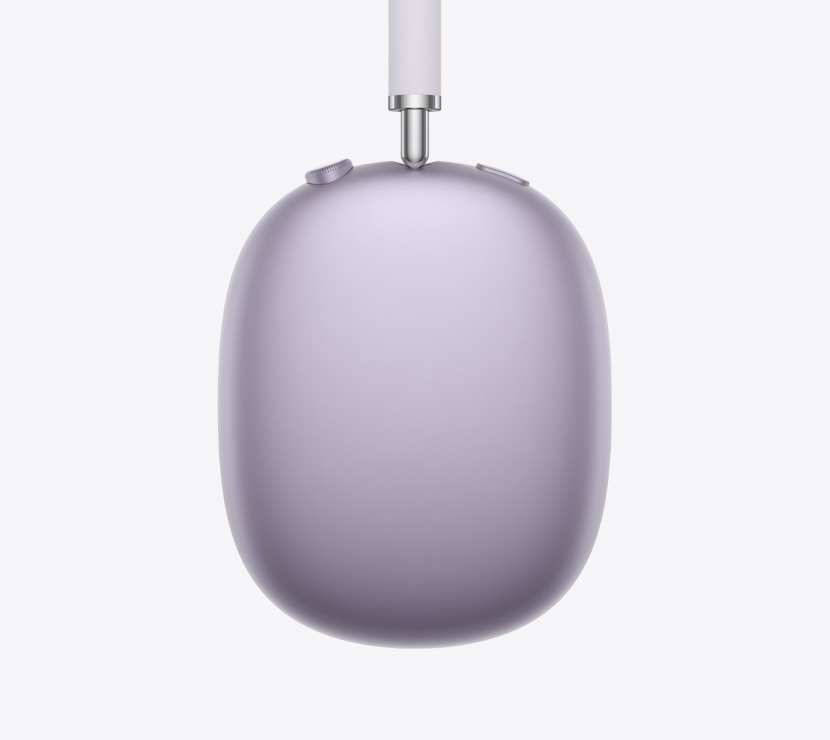 Imagem da lateral dos fones de ouvido AirPods Max 2 na cor roxa mostrando detalhes da haste ajustável, almofada, Digital Crown e botão de controle de ruído
