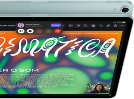 Vista de cima de dois aparelhos iPad Air na cor azul, o da frente mostra a tela com o app Keynote no recurso de compartilhamento de tela durante uma chamada de vídeo FaceTime. O de trás mostra a câmera traseira grande-angular de 12 MP e osbotões de aumentar e diminuir o volume na lateral