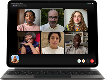 iPad Air conectado a um Magic Keyboard preto com uma chamada FaceTime em Grupo na tela