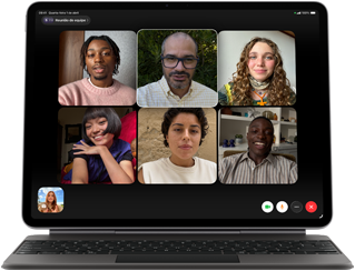 iPad Air conectado a um Magic Keyboard preto com uma chamada FaceTime em Grupo na tela