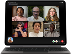 iPad Air conectado a um Magic Keyboard preto com uma chamada FaceTime em Grupo na tela