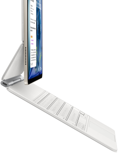 Imagem do iPad Air estelar de lado conectado a um Magic Keyboard branco