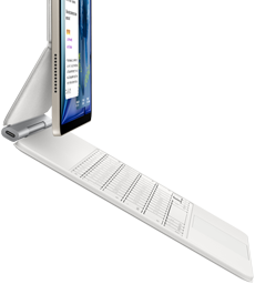 Imagem do iPad Air estelar de lado conectado a um Magic Keyboard branco