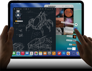 iPad Pro na cor preto-espacial. A mão esquerda segura o aparelho, e a mão direita aponta e gesticula para manipular várias janelas abertas de apps. Um app de desenho mostra esboços de projetos mecânicos, a fototeca mostra imagens de planetas e do espaço, e a pasta de downloads exibe arquivos em formato de leque.