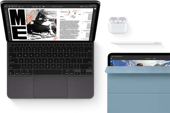 Parte da frente do iPad Pro preto-espacial aberto conectado a um Magic Keyboard, cantos arredondados, tela com borda preta, tela mostrando um app de edição de artigos com texto e fotografia de uma mulher tocando música, AirPods 4 em um estojo aberto, Smart Folio azul no iPad Pro com o Apple Pencil Pro apoiado no aparelho, capa levemente aberta mostrando a tela