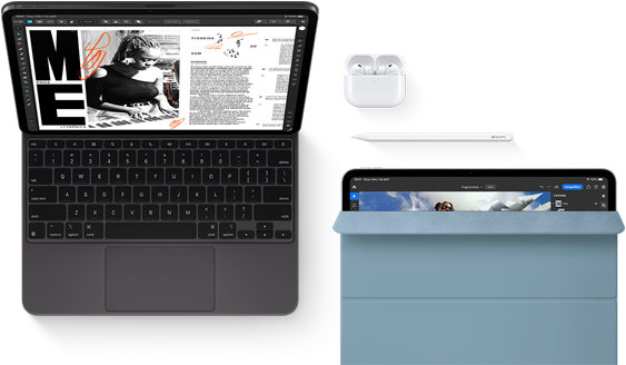 Parte da frente do iPad Pro preto-espacial conectado a um Magic Keyboard, cantos arredondados, tela com borda preta, tela mostrando um app de edição de artigos com texto e fotografia de uma mulher tocando música, AirPods 4 em um estojo aberto, Smart Folio azul no iPad Pro com o Apple Pencil Pro apoiado no aparelho, capa levemente aberta mostrando a tela