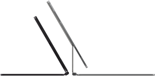 Lateral de dois aparelhos iPad Pro conectados a um Magic Keyboard, design fino, o modelo preto-espacial meio aberto mostra alto-falantes e porta USB-C, o modelo prateado aberto e inclinado para trás mostra o design articulado suspenso do teclado, alto-falantes e microfone