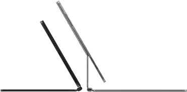 Lateral de dois aparelhos iPad Pro conectados a um Magic Keyboard, design fino, o modelo preto-espacial meio aberto mostra alto-falantes e porta USB-C, o modelo prateado aberto e inclinado para trás mostra o design articulado suspenso do teclado, alto-falantes e microfone