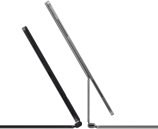 Lateral de dois aparelhos iPad Pro conectados a um Magic Keyboard, design fino, o modelo preto-espacial meio aberto mostra alto-falantes e porta USB-C, o modelo prateado aberto e inclinado para trás mostra o design articulado suspenso do teclado, alto-falantes e microfone