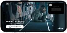 iPhone 15 reproduzindo a série Sequestro no Ar no Apple TV Plus