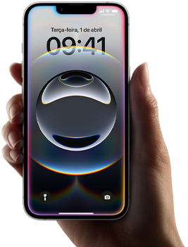 Uma mão segura o iPhone 16e, com um brilho leve e colorido ao longo da tela de ponta a ponta