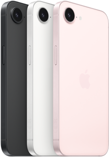 Parte de trás e lateral de três aparelhos iPhone 17e nas cores preta, branca e rosa-pálido mostrando a câmera Fusion na parte superior e o botão lateral