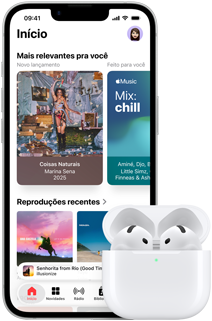Parte da frente do iPhone 17e mostrando o app Apple Music com a Tela de Início aberta ao lado dos AirPods Pro 3 dentro do estojo de recarga MagSafe aberto