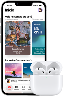 Parte da frente do iPhone 17e mostrando o app Apple Music com a Tela de Início aberta ao lado dos AirPods Pro 3 dentro do estojo de recarga MagSafe aberto