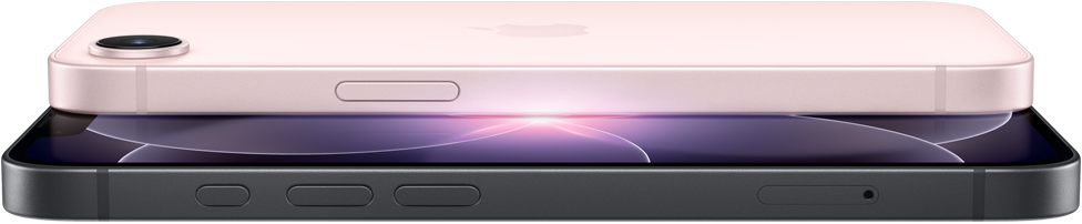 Parte de trás e lateral do iPhone 17e rosa-pálido e parte da frente e lateral do iPhone 17e preto, ambos na horizontal