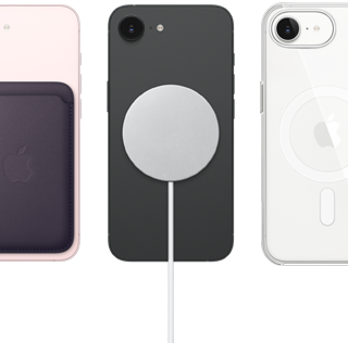 Parte de trás do iPhone 17e rosa-pálido com carteira de tecido FineWoven com MagSafe fixada, parte de trás do iPhone 17e preto com carregador MagSafe fixado, parte de trás do iPhone 17e branco com capa transparente com MagSafe fixada