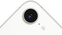 Parte de trás de um iPhone 17e branco mostrando a câmera Fusion na parte superior