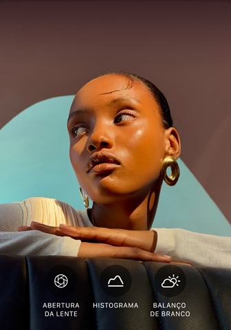 Close de um retrato de uma modelo bem iluminada com um fundo colorido, demonstrando a interface de usuário dos controles Pro do sistema de câmera Pro: abertura, histograma, balanço de branco