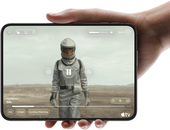 iPhone Duo, segurado com uma mão, aberto na horizontal, totalmente desdobrado, a tela interna mostrando a série "Silo" do Apple TV