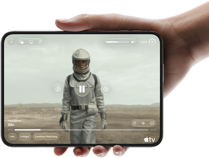 iPhone Duo, segurado com uma mão, aberto na horizontal, totalmente desdobrado, a tela interna mostrando a série "Silo" do Apple TV 