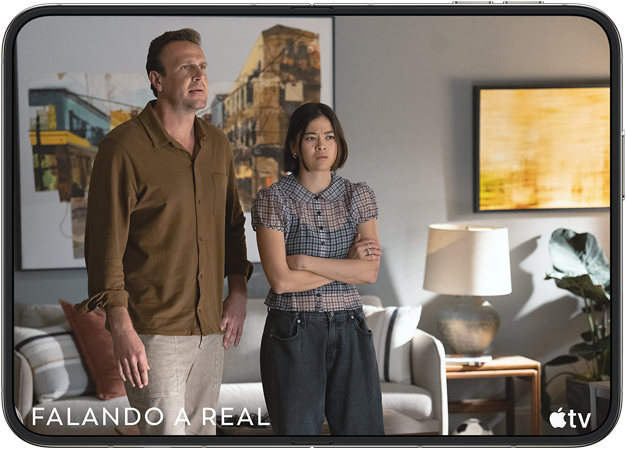 iPhone Duo na horizontal, com a tela reproduzindo a série "Falando a Real" do Apple TV