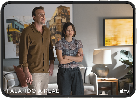 iPhone Duo na horizontal, com a tela reproduzindo a série "Falando a Real" do Apple TV