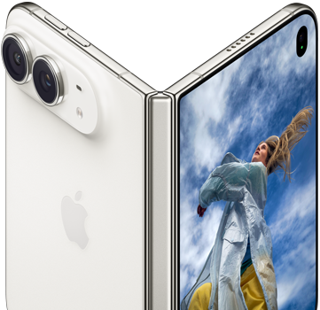 iPhone Duo parcialmente aberto como um livro com mecanismo articulado no centro, painel externo na parte esquerda com o logotipo da Apple e câmera dupla, tela externa à direita mostrando a foto de uma pessoa loira