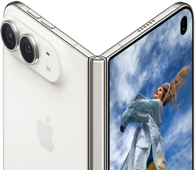 iPhone Duo parcialmente aberto como um livro com mecanismo articulado no centro, painel externo na parte esquerda com o logotipo da Apple e câmera dupla, tela externa à direita mostrando a foto de uma pessoa loira