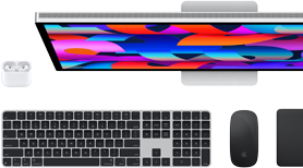 Imagem de cima do monitor Studio Display, Magic Keyboard preto, Magic Mouse preto, Magic Trackpad preto e estojo de recarga dos AirPods brancos