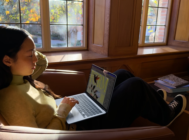 Pessoa sentada em uma cadeira usando o MacBook Air