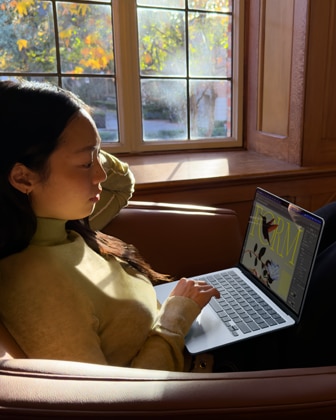 Pessoa sentada em uma cadeira usando o MacBook Air