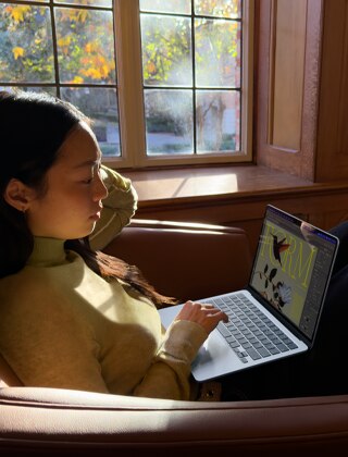 Pessoa sentada em uma cadeira usando o MacBook Air