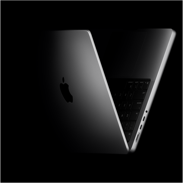 MacBook Pro posicionado em formato de V, fazendo referência aos chips da linha M5