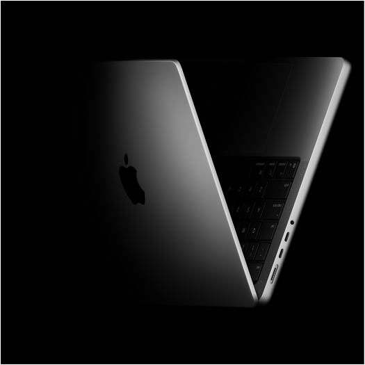 MacBook Pro posicionado em formato de V, fazendo referência aos chips da linha M5