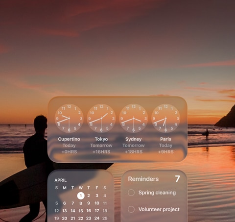 Widgets de Relógio, Calendário, Lembretes e Tempo em Liquid Glass na tela do macOS Tahoe sobre uma cena de um surfista caminhando na praia ao pôr do sol