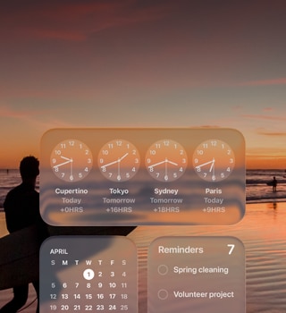 Widgets de Relógio, Calendário, Lembretes e Tempo em Liquid Glass na tela do macOS Tahoe sobre uma cena de um surfista caminhando na praia ao pôr do sol{8
