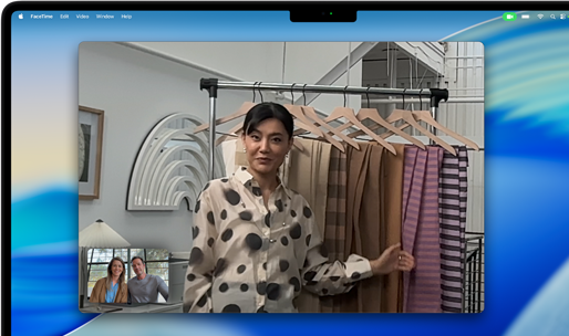 Chamada de vídeo em um MacBook Pro em que uma mulher mostra tecidos para duas pessoas. O Palco Central mantém a mulher no centro da imagem enquanto ela se movimenta
