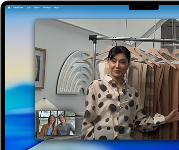 Chamada de vídeo em um MacBook Pro em que uma mulher mostra tecidos para duas pessoas. O Palco Central mantém a mulher no centro da imagem enquanto ela se movimenta