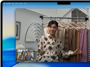 Chamada de vídeo em um MacBook Pro em que uma mulher mostra tecidos para duas pessoas. O Palco Central mantém a mulher no centro da imagem enquanto ela se moviment