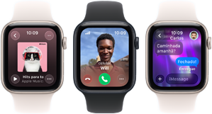 Três aparelhos Apple Watch SE 3 lado a lado, um mostrando o app Apple Music, outro mostrando uma chamada recebida e o terceiro mostrando uma troca de mensagens no app Mensagens
