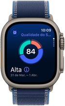 Um Apple Watch Ultra 3 mostra o gráfico em círculo com a pontuação do sono e a classificação, com a análise completa aberta no iPhone emparelhado